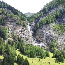 Berge mit Wasserfall